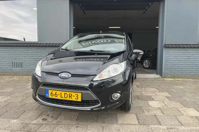 Ford Fiesta (2010) thumbnail 2
