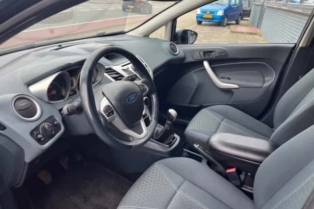 Ford Fiesta (2010) thumbnail 3
