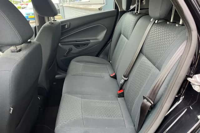 Ford Fiesta (2010) thumbnail 6