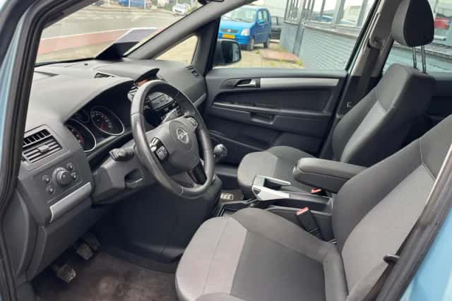 Opel Zafira (2010) thumbnail 3