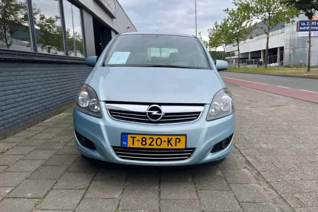 Opel Zafira (2010) thumbnail 4