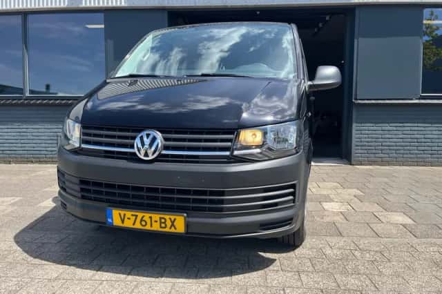 Volkswagen Transporter (2017) thumbnail 2