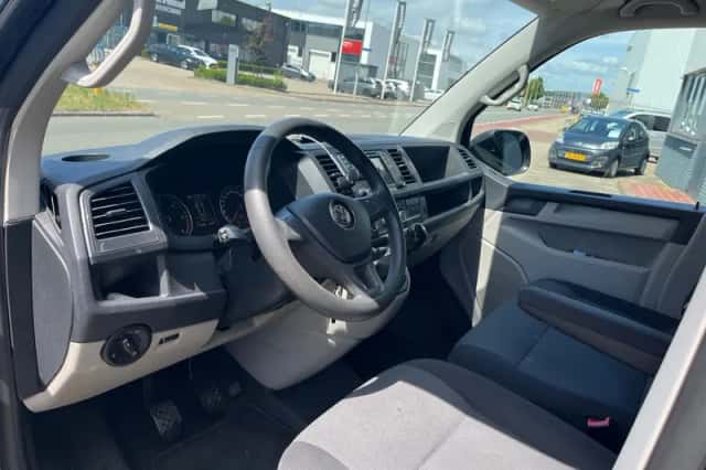 Volkswagen Transporter (2017) thumbnail 3