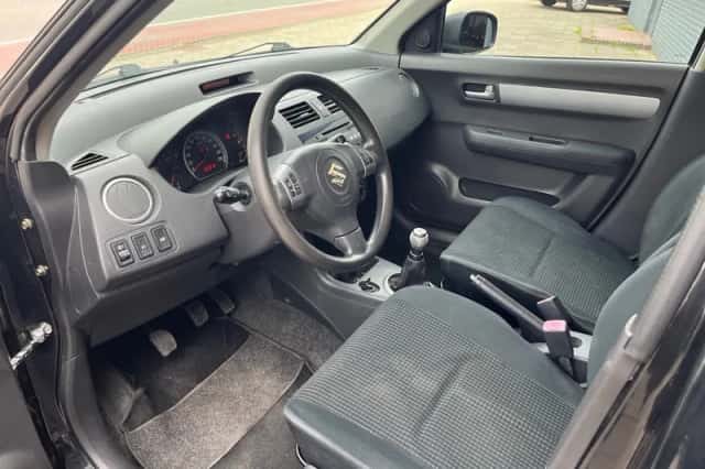 Suzuki Swift (2005) thumbnail 3