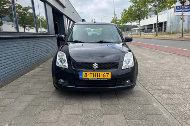 Suzuki Swift (2005) thumbnail 4