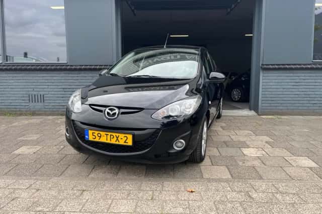 Mazda 2 (2012) thumbnail 2