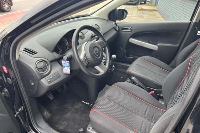 Mazda 2 (2012) thumbnail 3