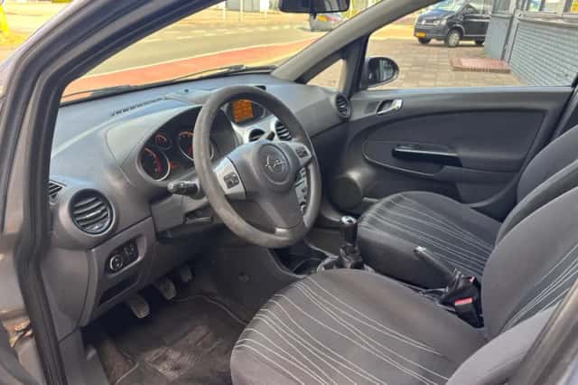 Opel Corsa (2010) thumbnail 3