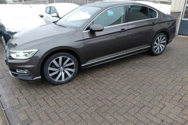 Volkswagen Passat (2018) thumbnail 2