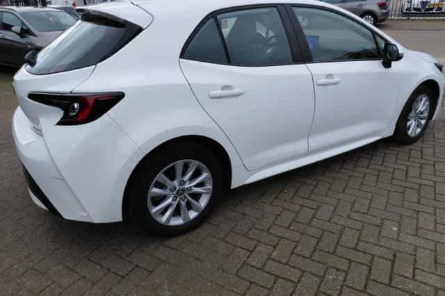 Toyota Corolla (2024) thumbnail 3