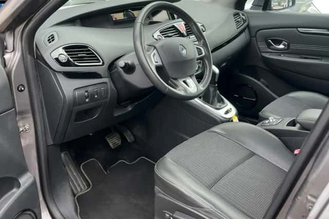 Renault Scénic (2011) thumbnail 3