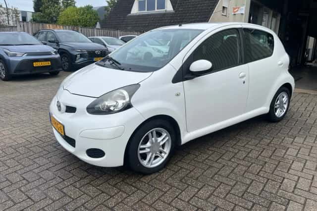 Toyota Aygo (2011) thumbnail 1