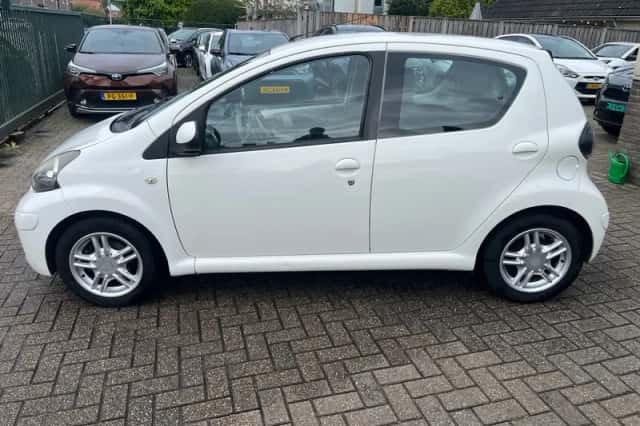 Toyota Aygo (2011) thumbnail 2