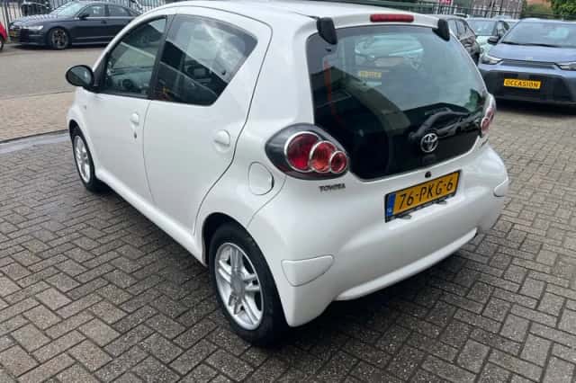 Toyota Aygo (2011) thumbnail 3