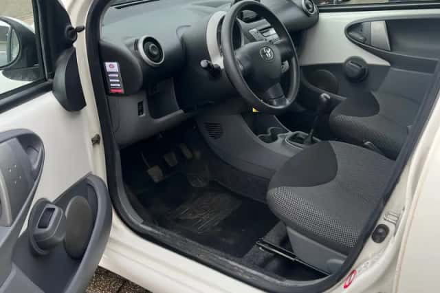 Toyota Aygo (2011) thumbnail 4