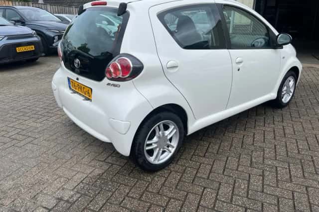 Toyota Aygo (2011) thumbnail 5