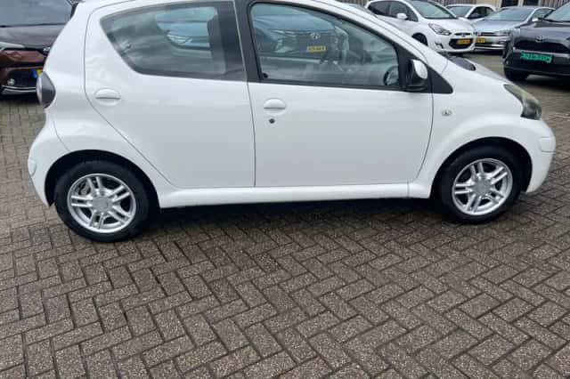 Toyota Aygo (2011) thumbnail 6