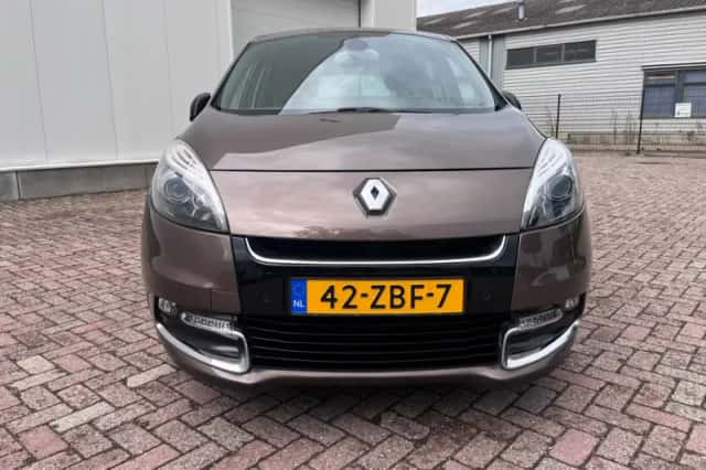 Renault Scénic (2012) thumbnail 2