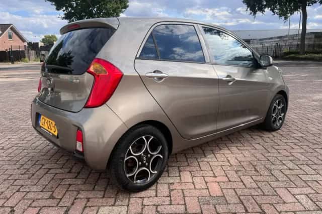 Kia Picanto (2015) thumbnail 5