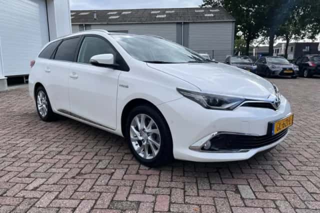 Toyota Auris (2015) thumbnail 3