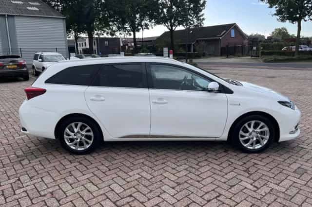 Toyota Auris (2015) thumbnail 4
