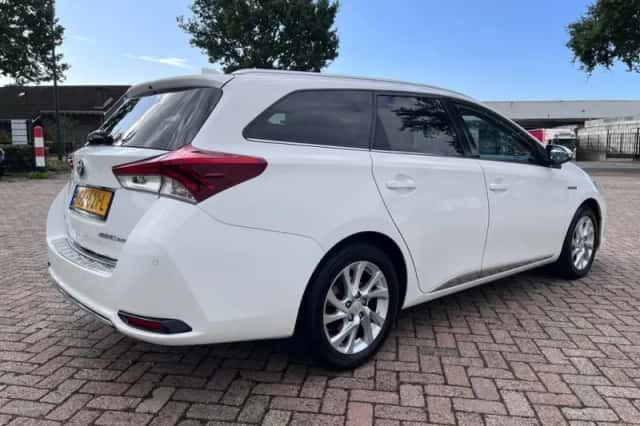 Toyota Auris (2015) thumbnail 5