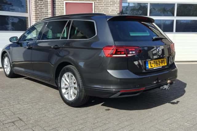 Volkswagen Passat (2019) thumbnail 2