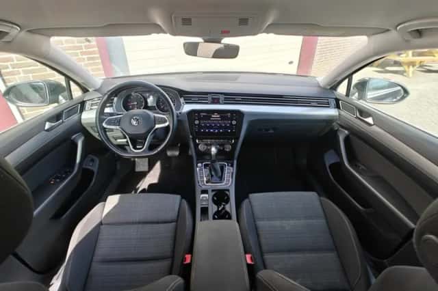 Volkswagen Passat (2019) thumbnail 3