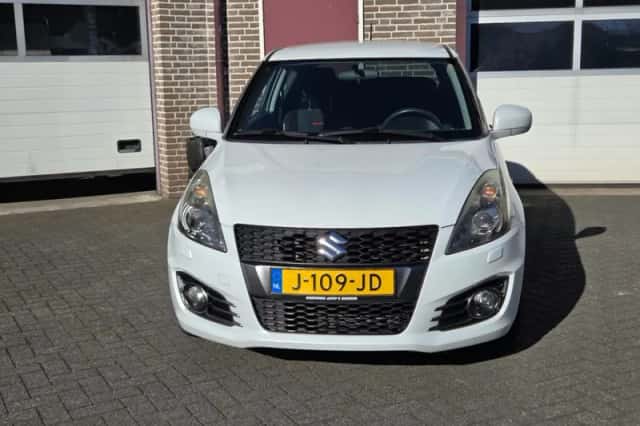Suzuki Swift (2012) thumbnail 2