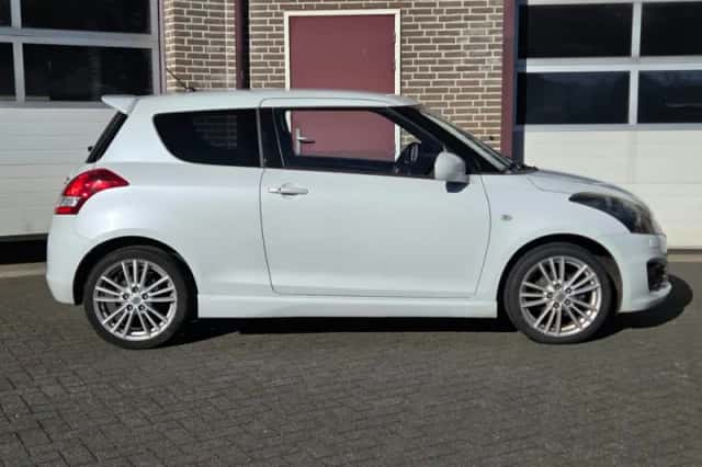 Suzuki Swift (2012) thumbnail 3