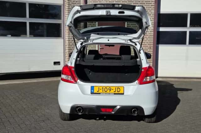 Suzuki Swift (2012) thumbnail 4