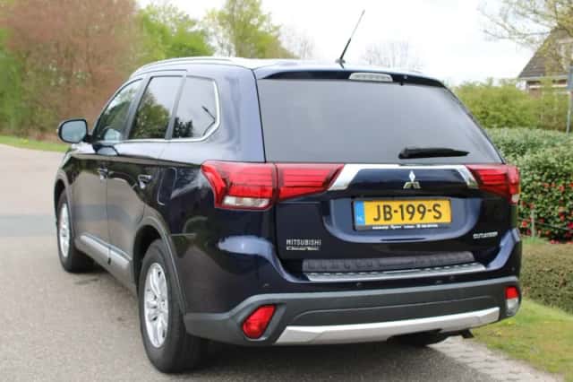 Mitsubishi Outlander (2016) thumbnail 2