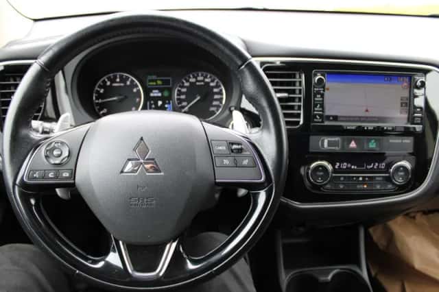 Mitsubishi Outlander (2016) thumbnail 6