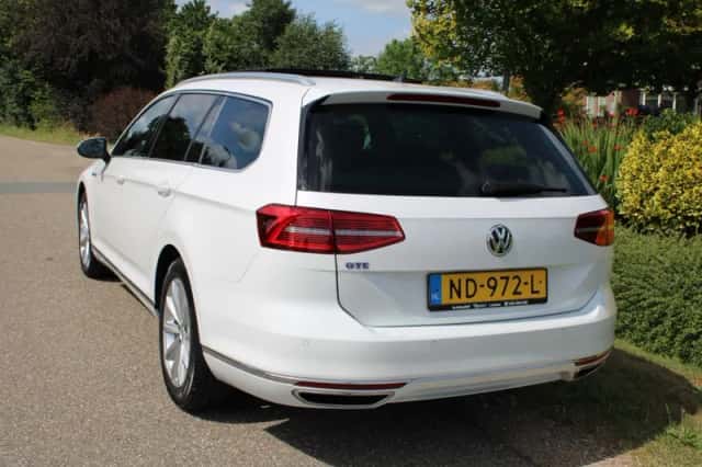Volkswagen Passat (2016) thumbnail 2