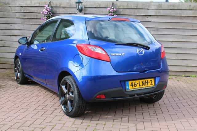 Mazda 2 (2010) thumbnail 2