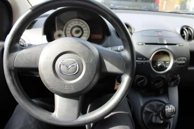 Mazda 2 (2010) thumbnail 5