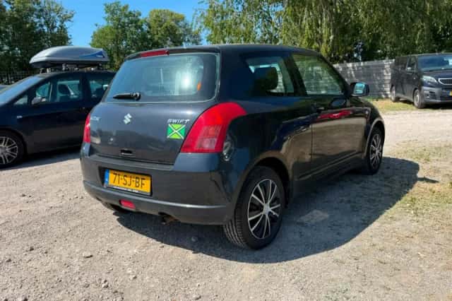 Suzuki Swift (2006) thumbnail 3