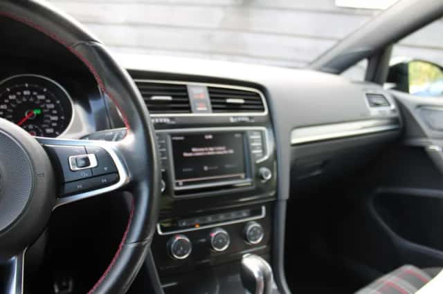 Volkswagen Golf (2017) thumbnail 5