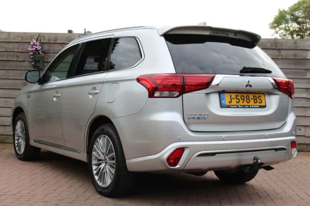 Mitsubishi Outlander (2020) thumbnail 2