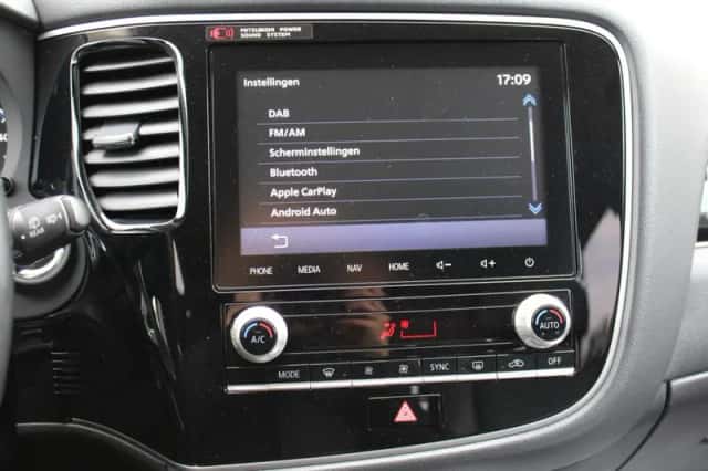 Mitsubishi Outlander (2020) thumbnail 6