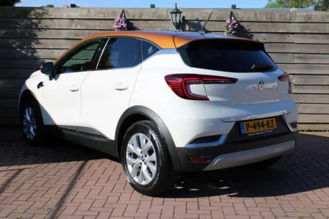 Renault Captur (2022) thumbnail 2