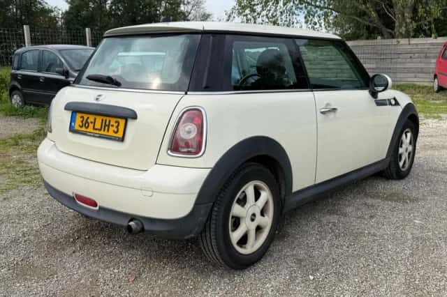 MINI One (2010) thumbnail 3