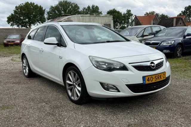 Opel Astra (2011) thumbnail 2