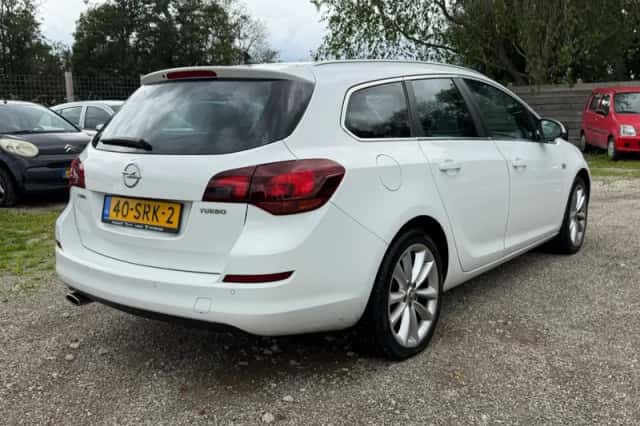 Opel Astra (2011) thumbnail 3