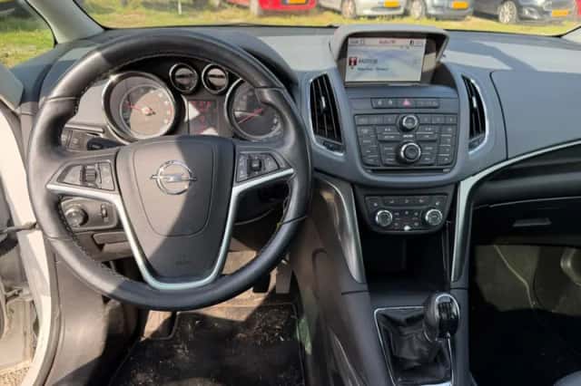 Opel Zafira (2012) thumbnail 6