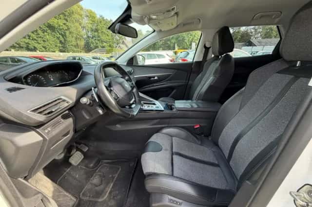 Peugeot 3008 (2018) thumbnail 5