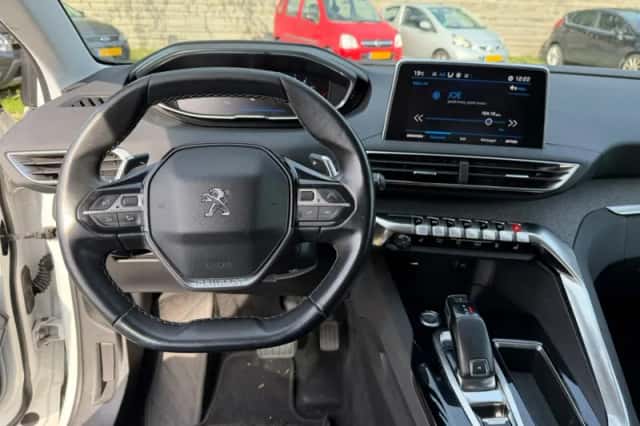 Peugeot 3008 (2018) thumbnail 6