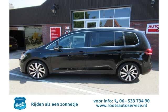 Volkswagen Touran (2017) thumbnail 1