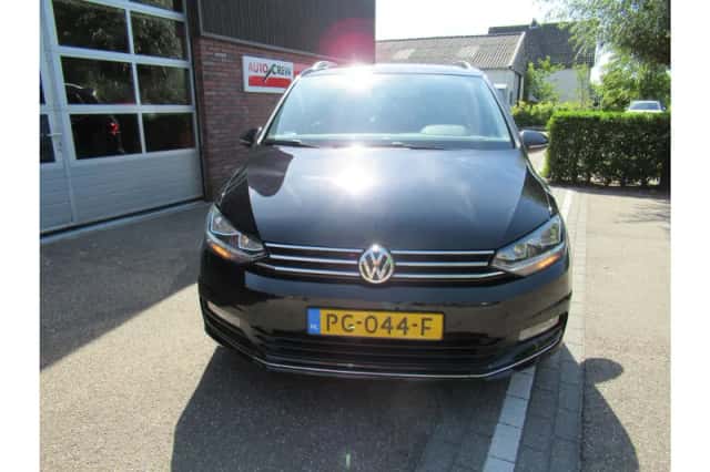 Volkswagen Touran (2017) thumbnail 2