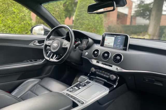 Kia Stinger (2018) thumbnail 5